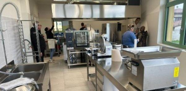 Villafranca e la mensa Nuovi fornelli in azione