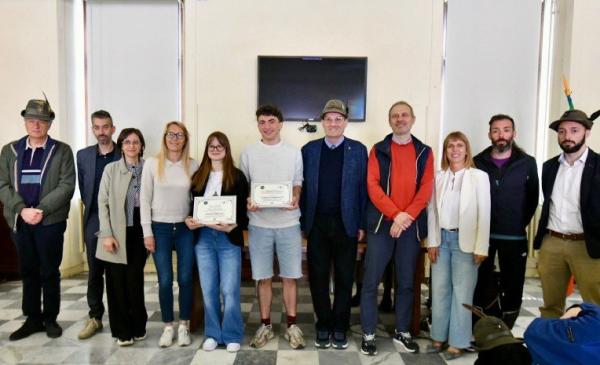 Gli alpini tra memoria e impegno premiano gli studenti