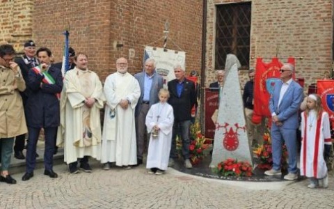 Un cippo celebra i donatori di sangue