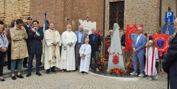 Un cippo celebra i donatori di sangue