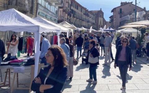 Domenica di shopping con 100 negozi in strada