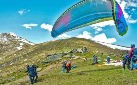 Parapendio, da Montoso a Martiniana Il cielo del Monviso si riempie di colori