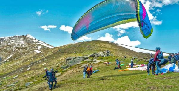 Parapendio, da Montoso a Martiniana Il cielo del Monviso si riempie di colori