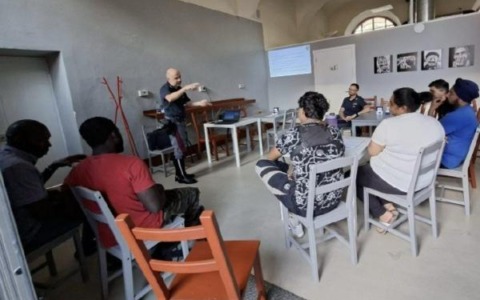 Bici e monopattini: stranieri a scuola dalla Polizia stradale
