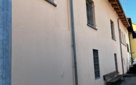 La “casa” dei lavoratori stagionali a Manta