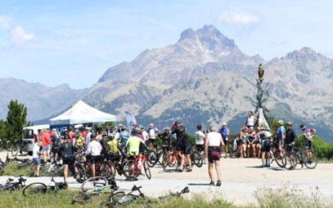 Scalate leggendarie quasi 2 mila ciclisti