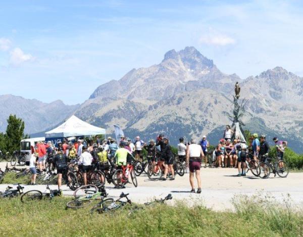 Scalate leggendarie quasi 2 mila ciclisti