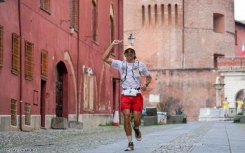 Il Village di piazza Cavour Partenze, arrivi e incontri