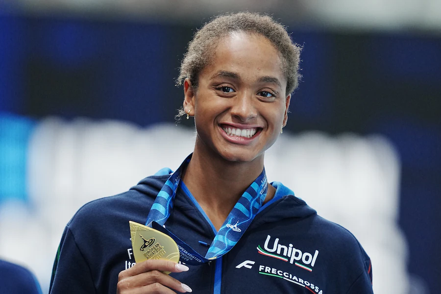 Sara Curtis è oro nei 50 metri dorso