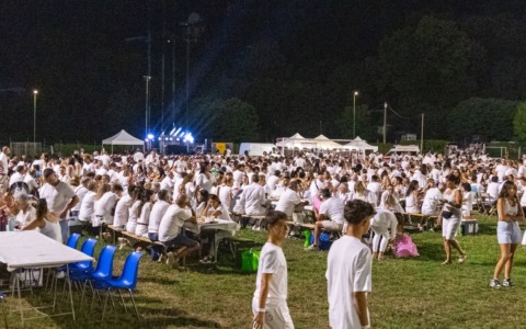 Oltre 2000 persone alle Cena in Bianco a Barge