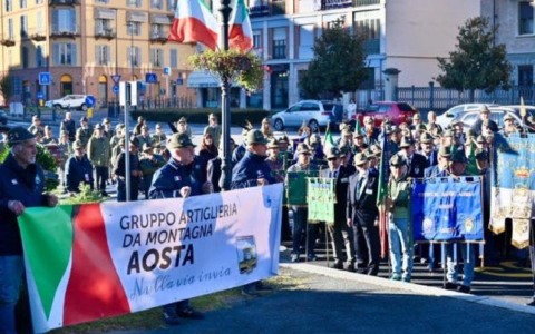 Trenta volte l’omaggio alla Musso Sfilano gli artiglieri alpini dell’Aosta