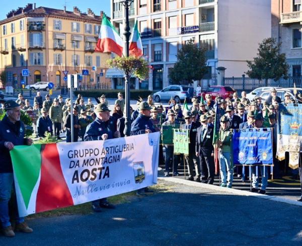 Trenta volte l’omaggio alla Musso Sfilano gli artiglieri alpini dell’Aosta