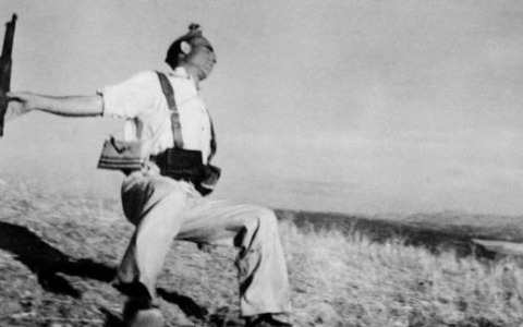 Oltre cento fotografie in Castiglia raccontano il reporter Robert Capa