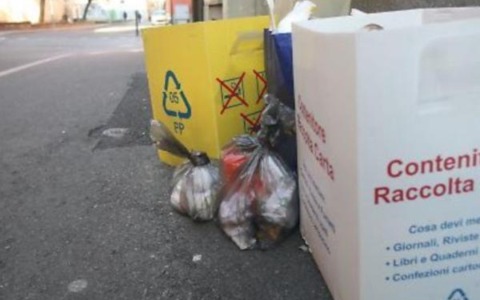 Rifiuti, rivoluzione solo a metà Dimezzati i passaggi, no ai mastelli