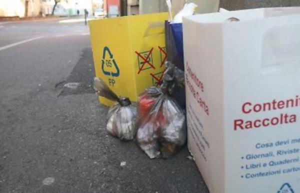 Rifiuti, rivoluzione solo a metà Dimezzati i passaggi, no ai mastelli