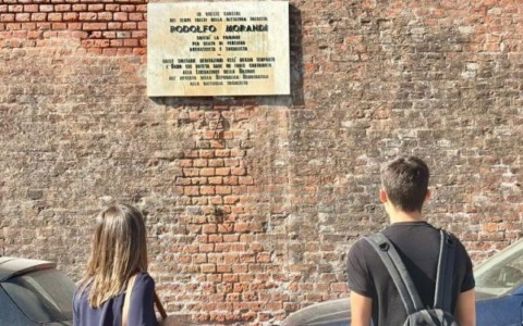 La targa dedicata a Rodolfo Morandi in Castiglia