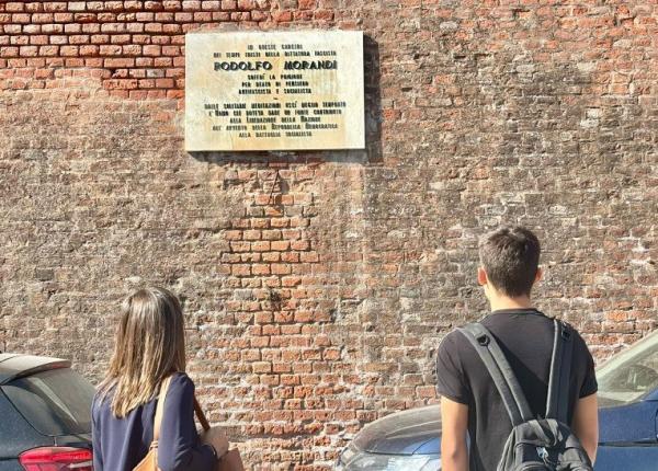 La targa dedicata a Rodolfo Morandi in Castiglia